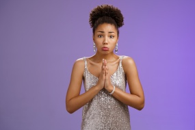 美女拜托手势图片